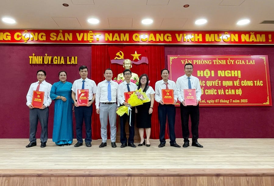 lanh-dao-van-phong-tinh-uy-trao-qd-cho-cac-dong-chi-truong-pho-phong-tong-hop.jpg