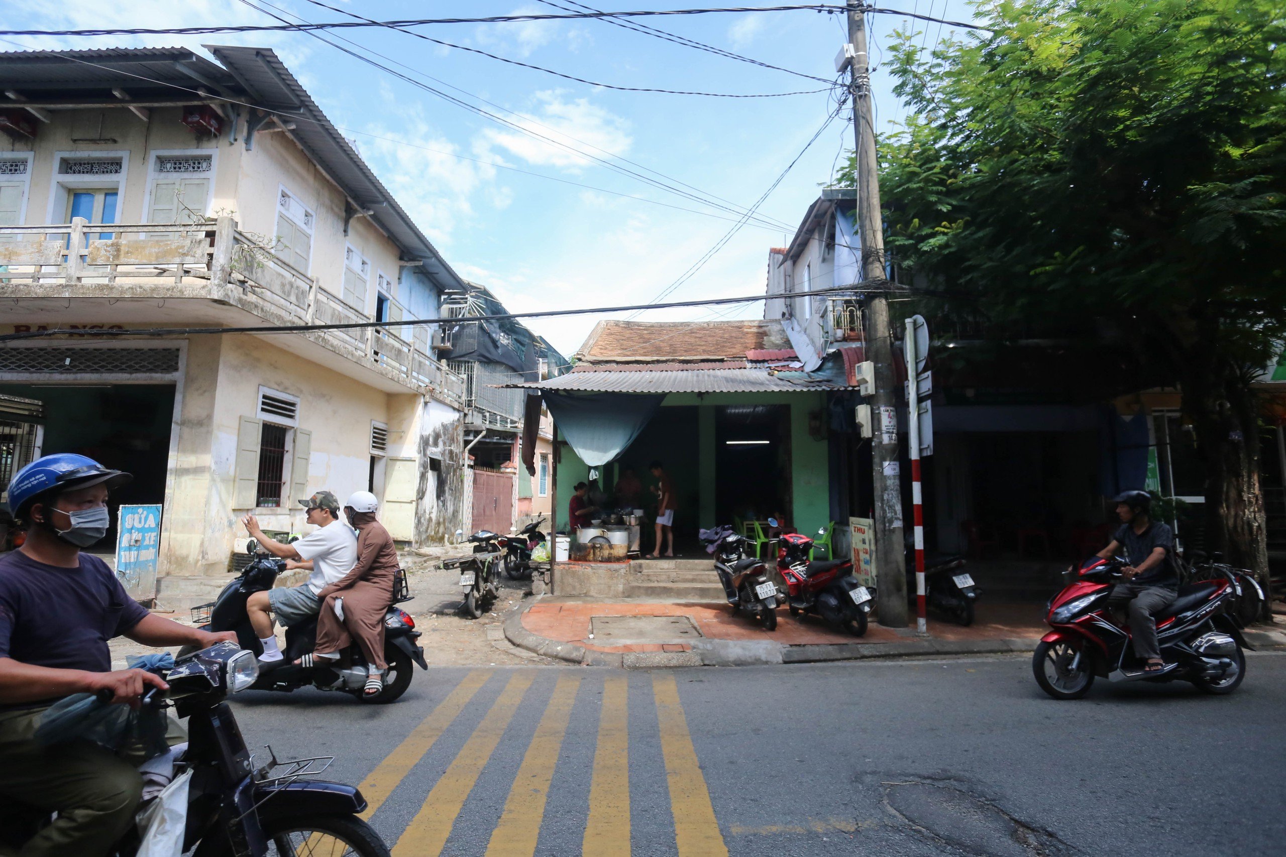 Quán bún bò Huế 'chuẩn vị' gần 4 thập kỷ trên phố cổ Chi Lăng- Ảnh 1.