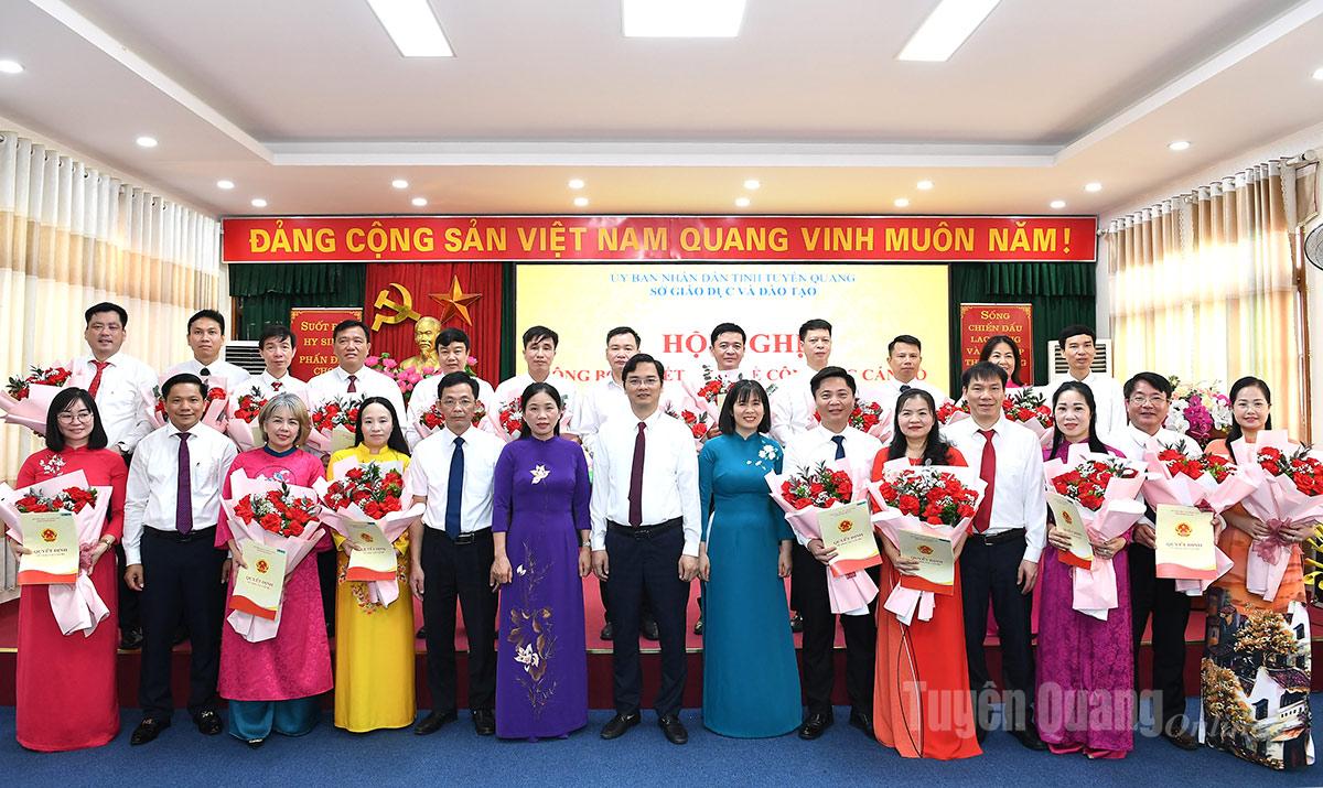 Lãnh đạo Sở Giáo dục và Đào tạo trao quyết định, chúc mừng các đồng chí được bổ nhiệm trưởng, phó trưởng các phòng chuyên môn của Sở Giáo dục và Đạo tạo.