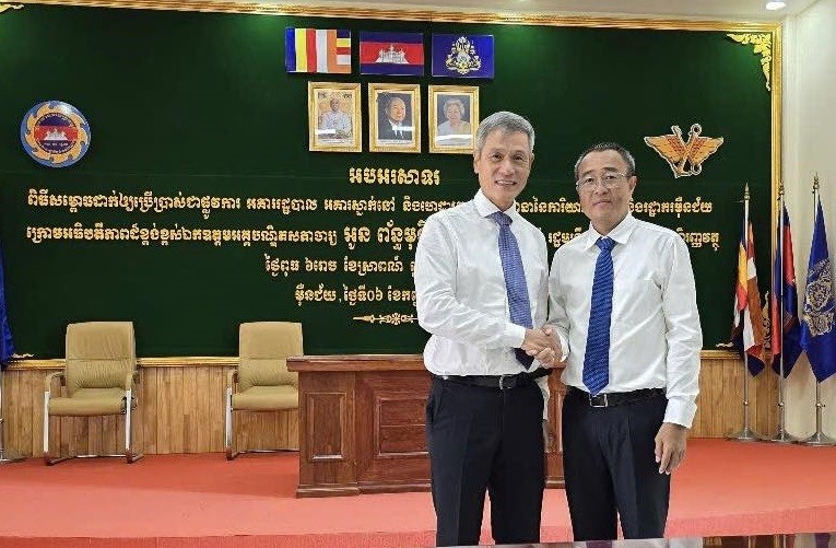 Đại sứ Việt Nam tại Campuchia Nguyễn Minh Vũ (bên trái) và tỉnh trưởng Prey Veng Suon Somalin. (Ảnh: Đại sứ quán Việt Nam tại Campuchia)