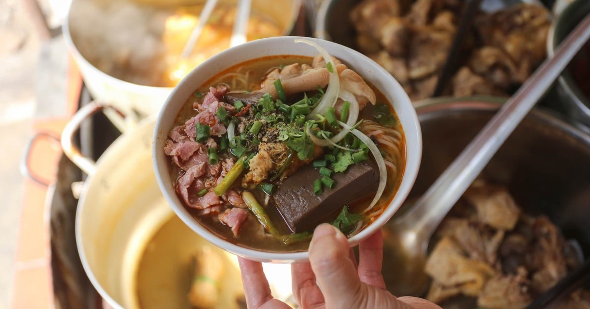 Quán bún bò Huế 'chuẩn vị' gần 4 thập kỷ trên phố cổ Chi Lăng