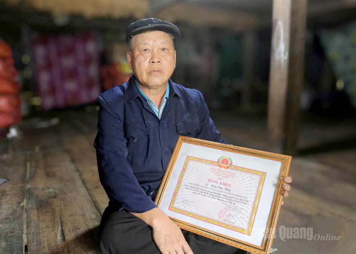 Ông Bòng Văn Thầy được tỉnh tặng Bằng khen vì có nhiều thành tích xuất sắc trong thực hiện xóa bỏ hủ tục, phong tục tập quán lạc hậu tại địa phương.