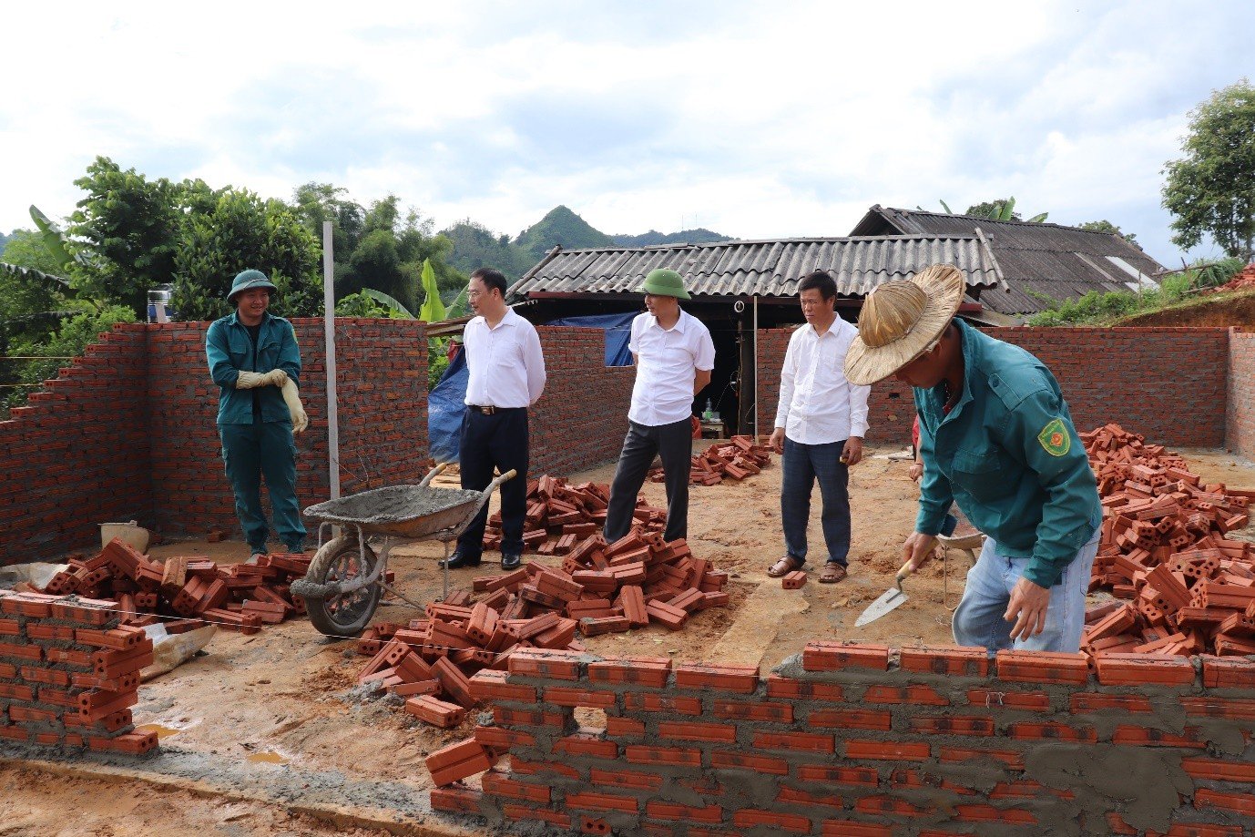 Đoàn kiểm tra tiến độ làm nhà tại Bản Cư Nhà La
