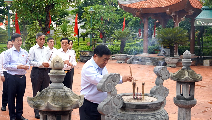 Phó Thủ tướng Chính phủ Nguyễn Chí Dũng viếng Đền thờ Bác Hồ và các Anh hùng liệt sĩ