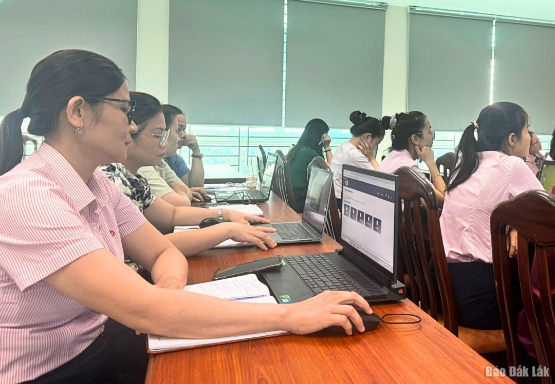 Hơn 30 cán bộ lãnh đạo phòng giao dịch, cán bộ kế toán và cán bộ tín dụng Ngân hàng CSXH Chi nhánh tỉnh Đắk Lắk tham gia tổ chức lớp tập huấn vận hành hệ thống Intellect - phiên bản nâng cấp.