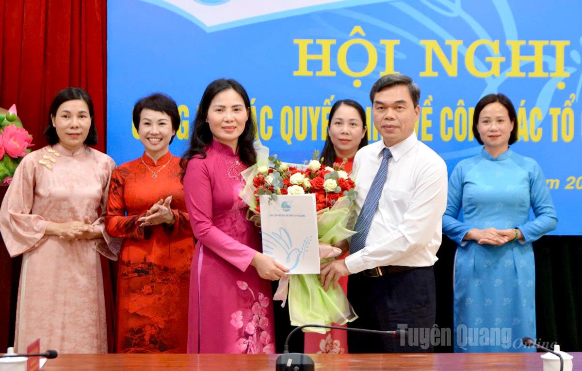 Đồng chí Ma Thế Hồng, Phó Bí thư Tỉnh uỷ, Chủ tịch Uỷ ban MTTQ Việt Nam tỉnh trao quyết định và tặng hoa chúc mừng đồng chí Âu Thị Mai được chỉ định giữ chức vụ Chủ tịch Hội LHPN tỉnh Tuyên Quang.