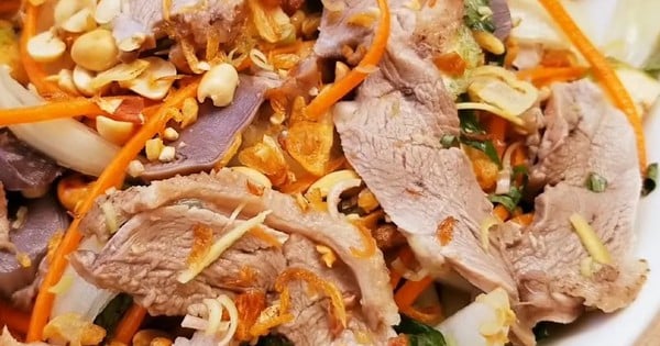 នេះ​ជា​រូបមន្ត​ធ្វើ​សាឡាដ​ទា​ផ្អែម​ជាមួយ​ស្លឹក​ជីរ​វៀតណាម និង​ចេក​បៃតង​ដែល​ឆ្ងាញ់​ណាស់​ពិបាក​ទ្រាំ។