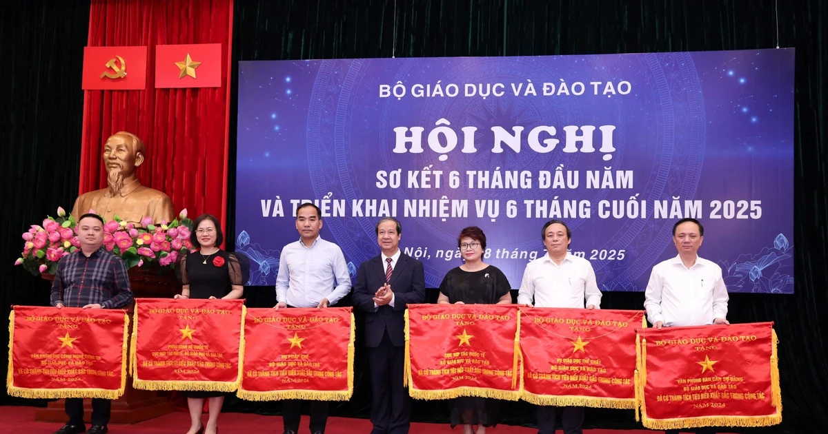 Ministry of Education and Training commends many groups and individuals
