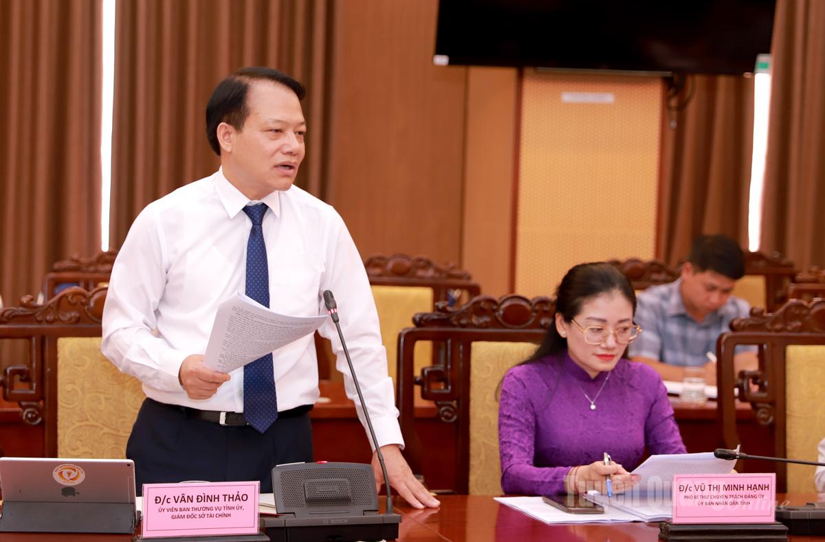 Đồng chí Vân Đình Thảo, Giám đốc Sở Tài chính phát biểu thảo luận tại hội nghị.