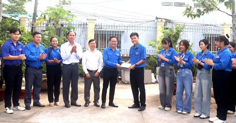 Anh Trần Trí Cường- Bí thư Tỉnh Đoàn Vĩnh Long thăm hỏi, động viên đội hình thanh niên tình nguyện hỗ trợ vận hành mô hình chính quyền địa phương 2 cấp tại phường Phước Hậu.
