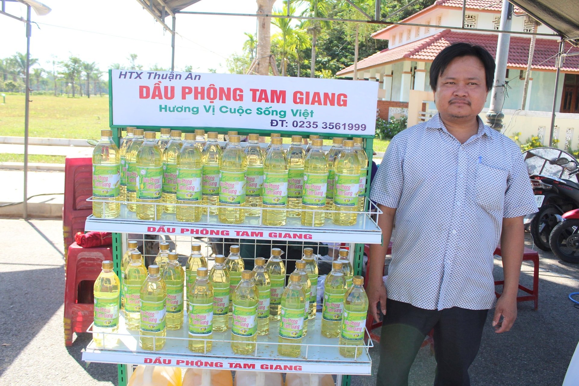 Sản phẩm Dầu phụng Tam Giang . Ảnh VĂN PHIN