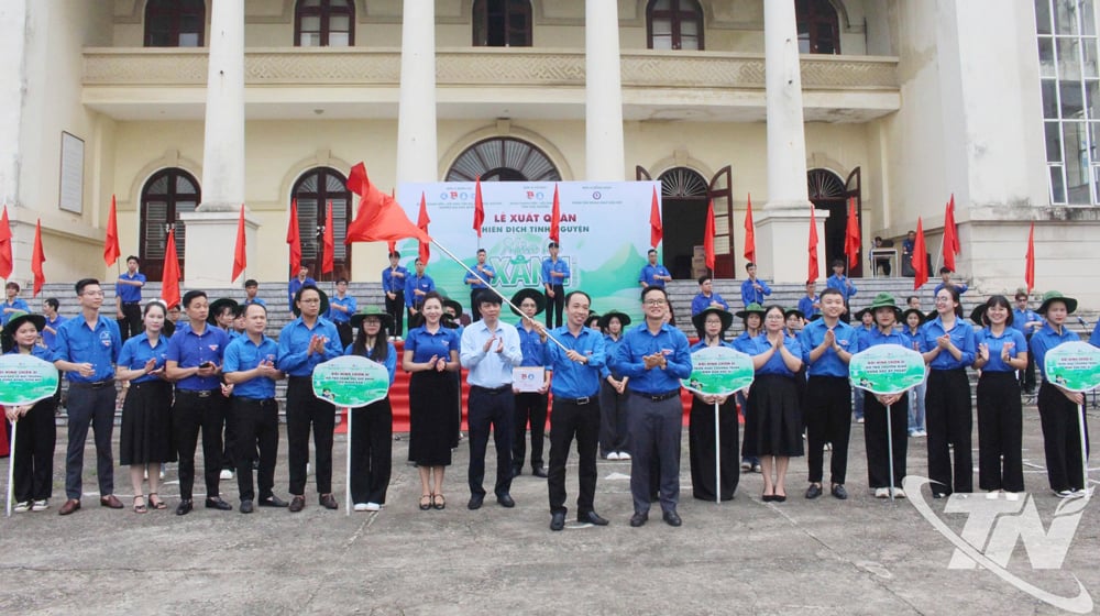 Các đại biểu và sinh viên tình nguyện dự Lễ xuất quân tại Trường Đại học Sư phạm (Đại học Thái Nguyên).