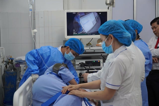 Miền Tây lần đầu triển khai kỹ thuật nội soi siêu âm chẩn đoán sớm ung thư - Ảnh 1.