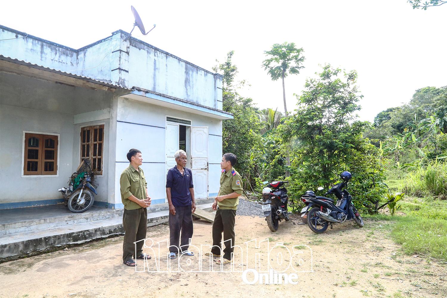 Nhà ở và đất sản xuất của gia đình ông Tro Xoài đang chồng lấn với lâm phận của Ban Quản lý Rừng phòng hộ Nam Khánh Hòa.
