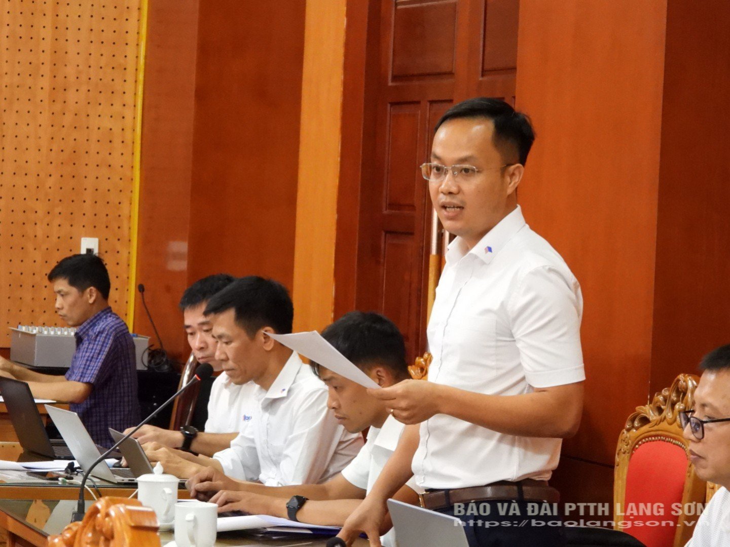 Đại diện doanh nghiệp dự án cao tốc Đồng Đăng (Lạng Sơn)-Trà Lĩnh (Cao Bằng) báo cáo tại cuộc họp