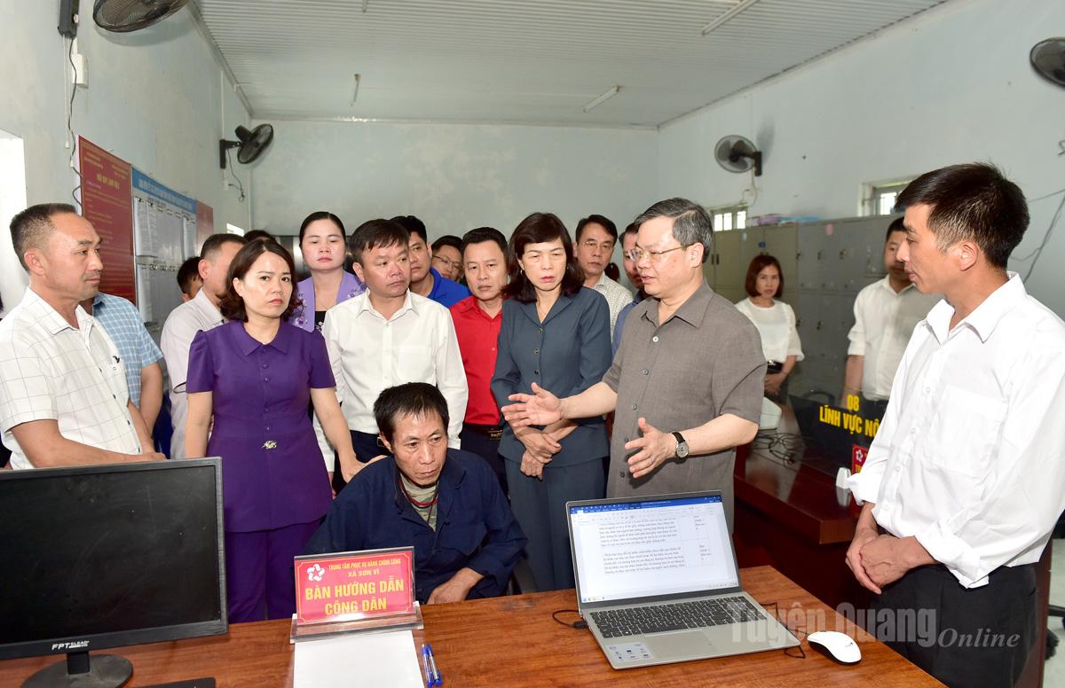 Đoàn công tác kiểm tra vận hành Trung tâm phục vụ hành chính công xã Sơn Vĩ.
