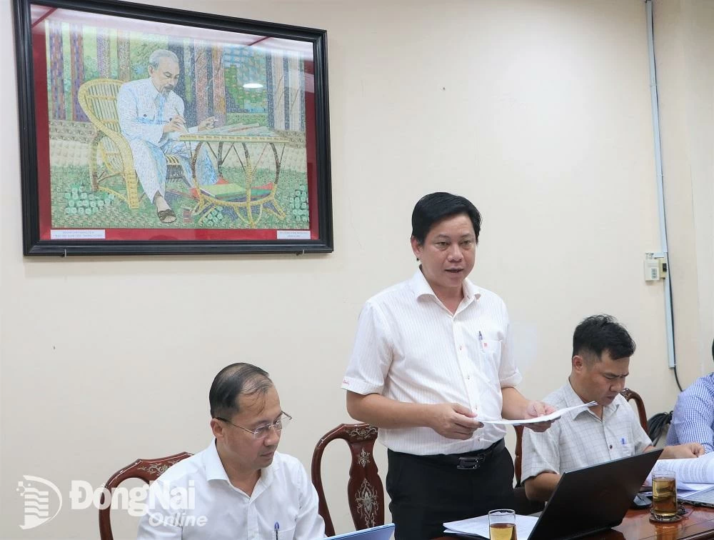 Phó giám đốc Sở Xây dựng Dương Văn Hiếu báo cáo tại buổi làm việc. Ảnh: Phạm Tùng