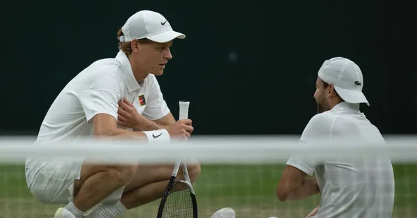 Jannik Sinner đi tiếp tại Wimbledon theo cách... hài hước nhất