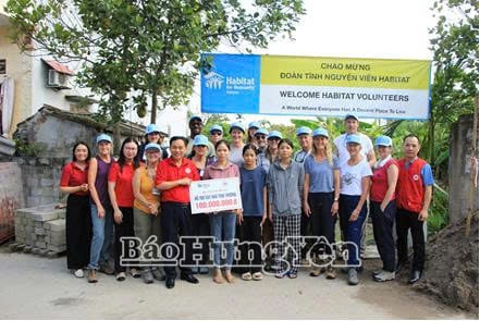 Trao kinh phí hỗ trợ xây nhà tình thương cho chị Nguyễn Thị Hường, xã Hưng Hà.