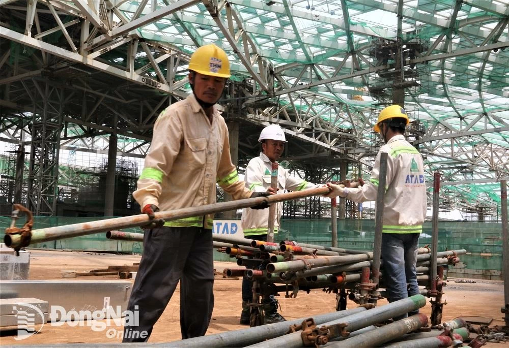 Theo Tổng công ty Cảng hàng không Việt Nam (ACV), hiện liên danh nhà thầu đang bố trí gần 4,5 ngàn nhân sự và hơn 1 ngàn máy móc để triển khai thi công gói thầu.