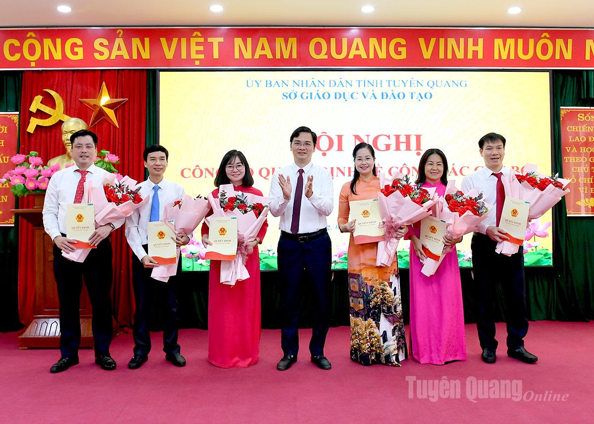 Đồng chí Giám đốc Sở Giáo dục và Đào tạo Vũ Đình Hưng trao quyết định cho Chánh Văn phòng và các trưởng phòng chuyên môn.
