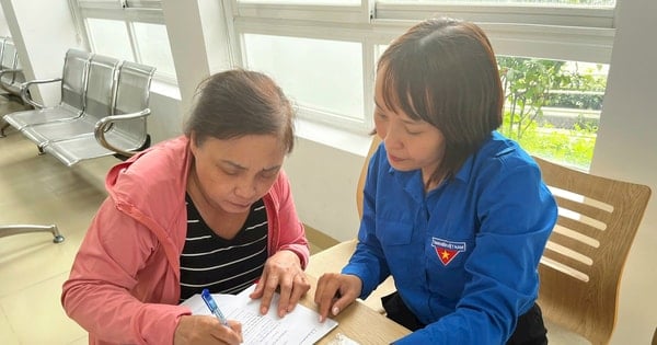 Youth Union of Gia Lam and Bat Trang communes supports people with online public services