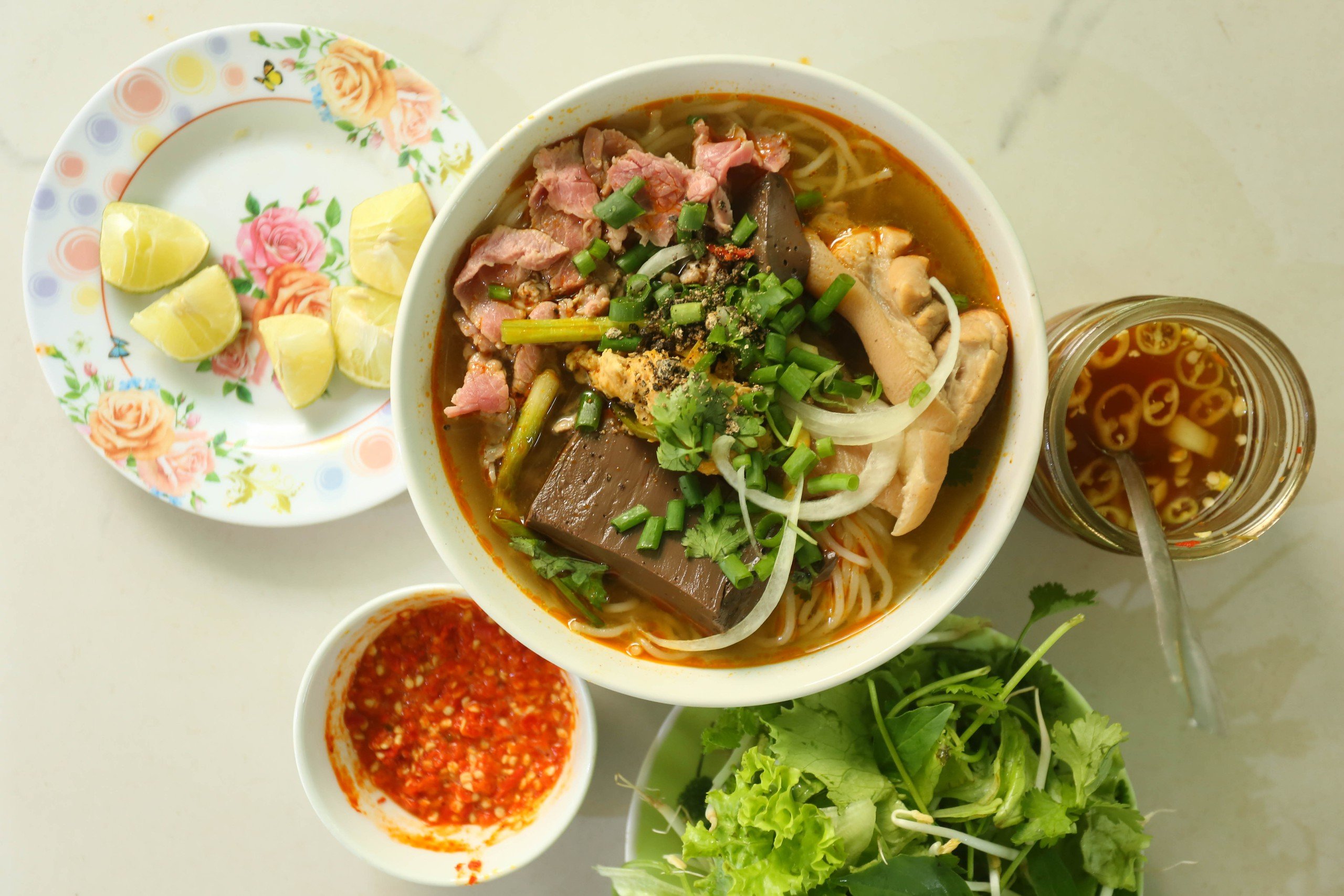 Quán bún bò Huế 'chuẩn vị' gần 4 thập kỷ trên phố cổ Chi Lăng- Ảnh 5.