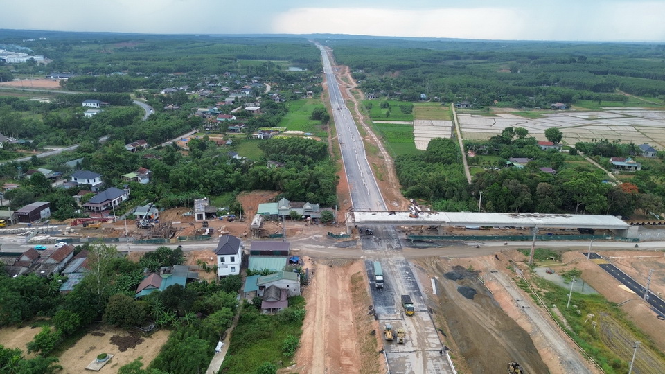 El Proyecto de la Autopista Norte-Sur en la fase Este 2021-2025, la sección que pasa por la provincia de Quang Tri, ha completado la limpieza del sitio de la ruta principal.