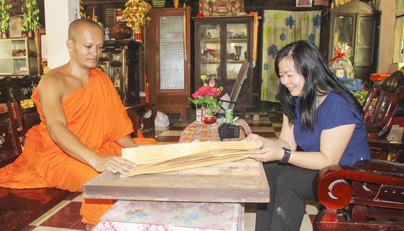 Di sản tri thức, văn nghệ dân gian viết trên lá buông của đồng bào Khmer. 
