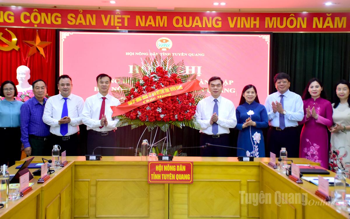 Tỉnh ủy, HĐND, UBND, Ủy ban MTTQ Việt Nam tỉnh tặng hoa chúc mừng Hội Nông dân tỉnh.