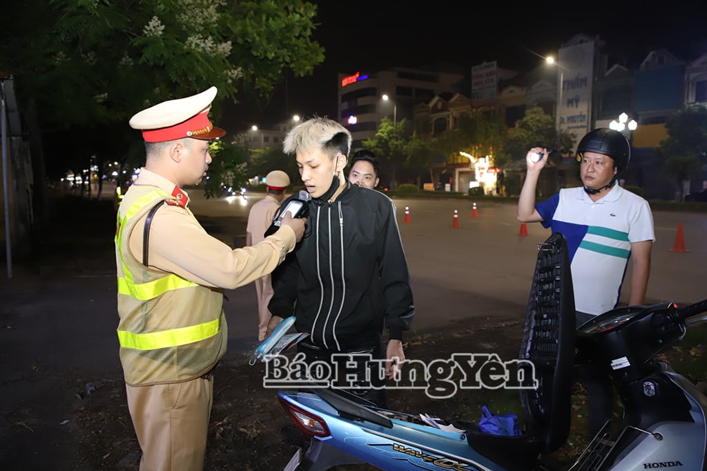 Lực lượng cảnh sát giao thông kiểm tra thanh niên vi phạm trật tự ATGT 