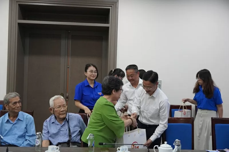 Sở Ngoại vụ TP. Hồ Chí Minh tri ân cán bộ ngoại giao lão thành Sở Ngoại vụ TP. Hồ Chí Minh tri ân cán bộ ngoại giao lão thành
