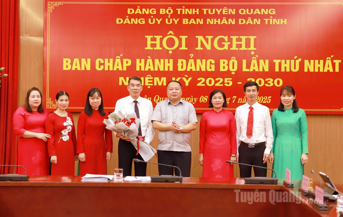 Đồng chí Chủ tịch UBND tỉnh Phan Huy Ngọc, Bí thư Đảng ủy tặng hoa chúc mừng Ủy ban Kiểm tra Đảng ủy UBND tỉnh nhiệm kỳ 2025 - 2030.