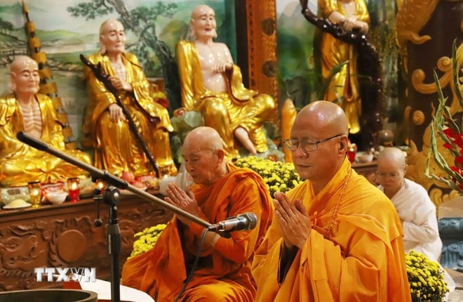 Thượng tọa Thích Minh Quang, Trụ trì chùa Phật Tích thủ đô Vientiane, điều hành buổi lễ. (Ảnh: Xuân Tú/TTXVN)