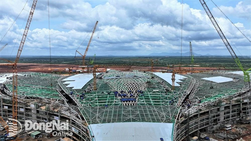 Đầu tháng 4-2025, công tác nâng kết cấu thép mái (vị trí Central) đã đạt cao độ hoàn thiện. Mái thép trung tâm nhà ga hành khách Sân bay Long Thành có trọng lượng hơn 5,3 ngàn tấn.
