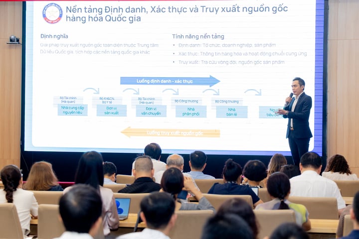 Ông Nguyễn Huy - Trưởng Ban Công nghệ, Hiệp hội Dữ liệu quốc gia - trình bày giải pháp công nghệ mới tại hội thảo. (Ảnh: BTC)