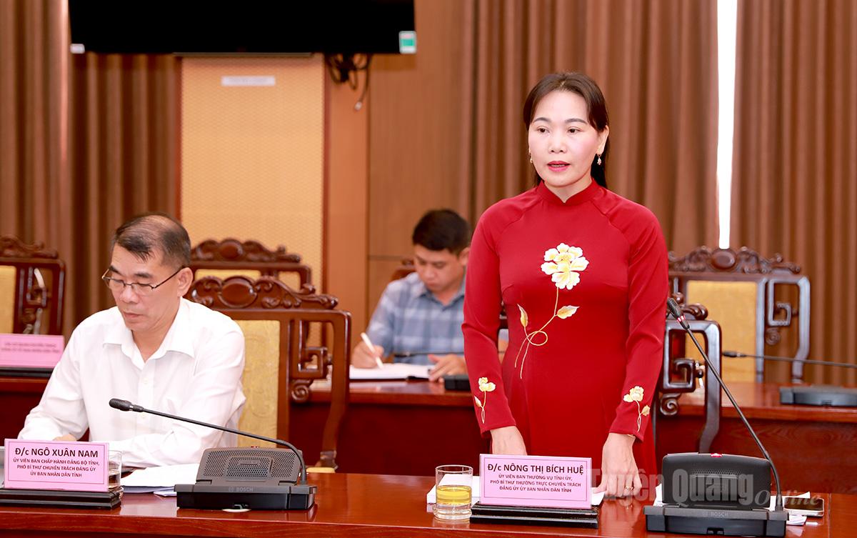 Đồng chí Nông Thị Bích Huệ, Phó Bí thư Thường trực Đảng ủy phát biểu thảo luận tại hội nghị.