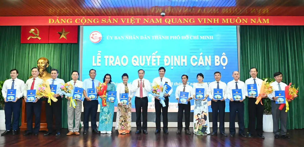 ព័ត៍មានបន្ថែម ពត៌មានបន្ថែម ភាសាអង់គ្លេស គ្រុបប្រ៉ូជាជនទីក្រុងហូជីមិញ។ រូបថតរបស់ VIET DUNG