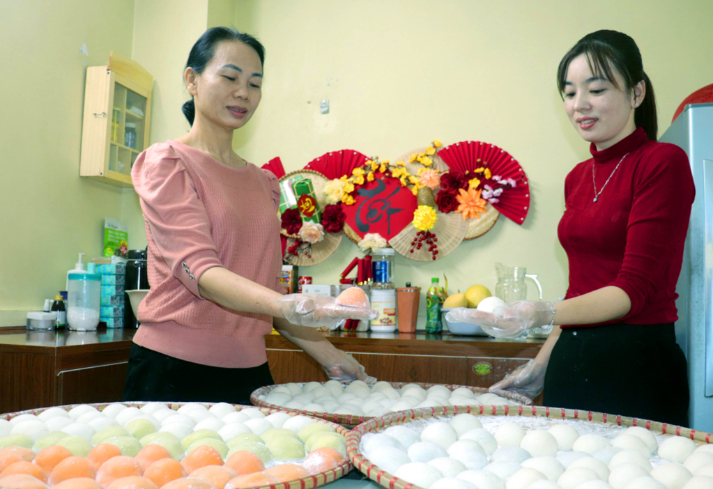 dong-bao-dan-toc-san-diu-che-bien-banh-bac-dau-cung-nhieu-mon-ngon-dang-to-tien-dai-khach.jpg