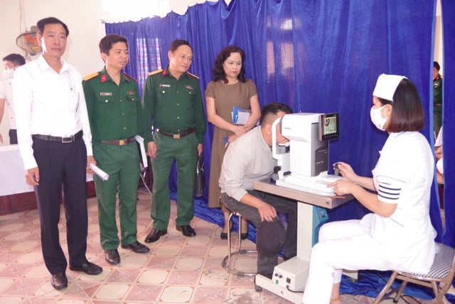 Khám sức khỏe nghĩa vụ quân sự tại một địa phương.