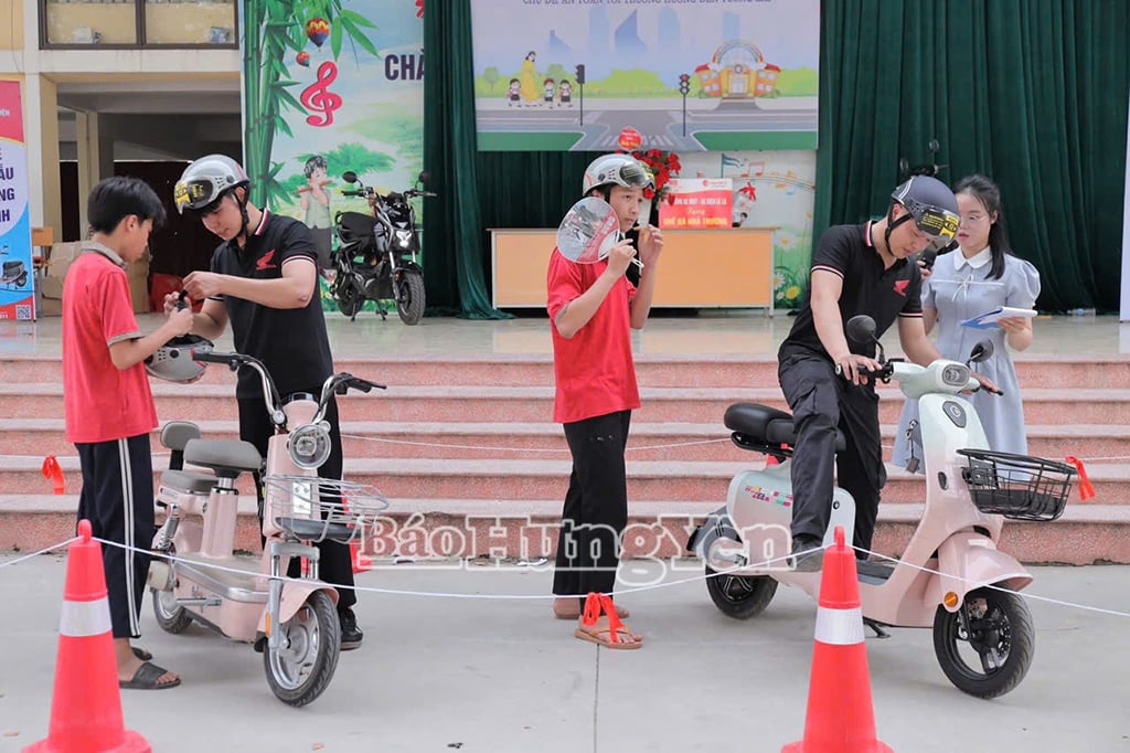 Tuyên truyền Luật Trật tự, an toàn giao thông đường bộ, hướng dẫn lái xe an toàn cho học sinh Trường THCS Trung Hưng
