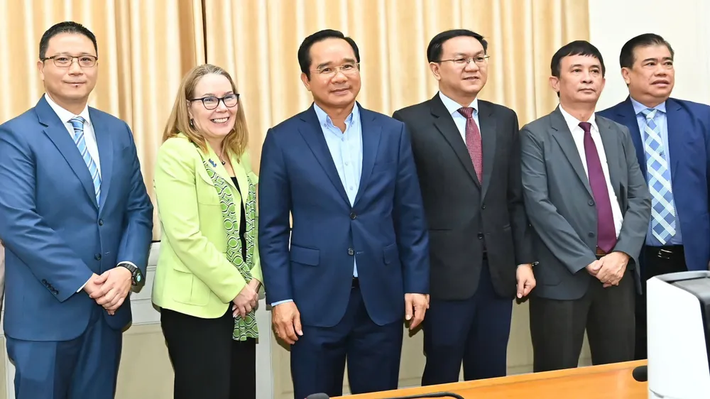 Đồng chí Nguyễn Văn Được (giữa), Chủ tịch UBND TPHCM có buổi làm việc với bà Sarah Kemp (thứ 2 từ trái sang), Phó Chủ tịch phụ trách Quan hệ Chính phủ quốc tế toàn cầu của Tập đoàn Intel. Ảnh : VIỆT DŨNG 