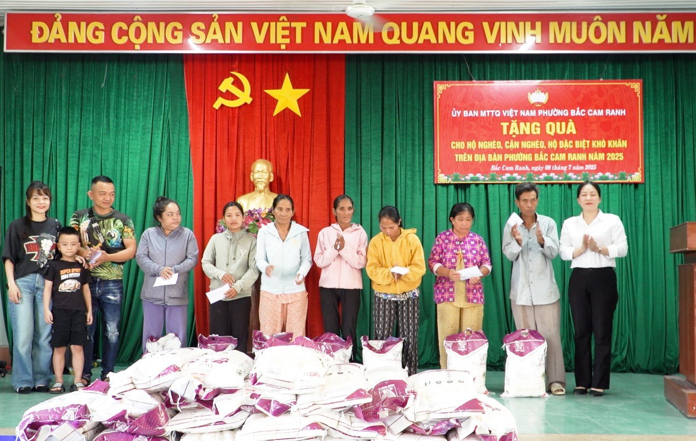 Trao quà tặng cho hộ nghèo.