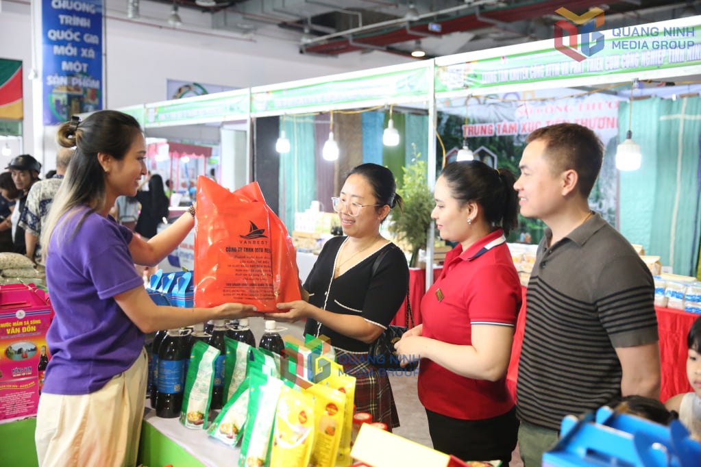 Người dân, du khách mua sắm tại Hội chợ OCOP khu vực Đồng bằng sông Hồng - Quảng Ninh 2025. Ảnh: Minh Đức