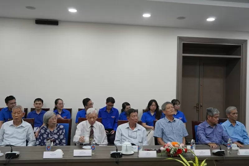 các cán bộ lão thành từng công tác tại Ban Thống nhất Trung ương CP72 tại buổi họp mặt các cán bộ lão thành từng công tác tại Ban Thống nhất Trung ương CP72 tại buổi họp mặt