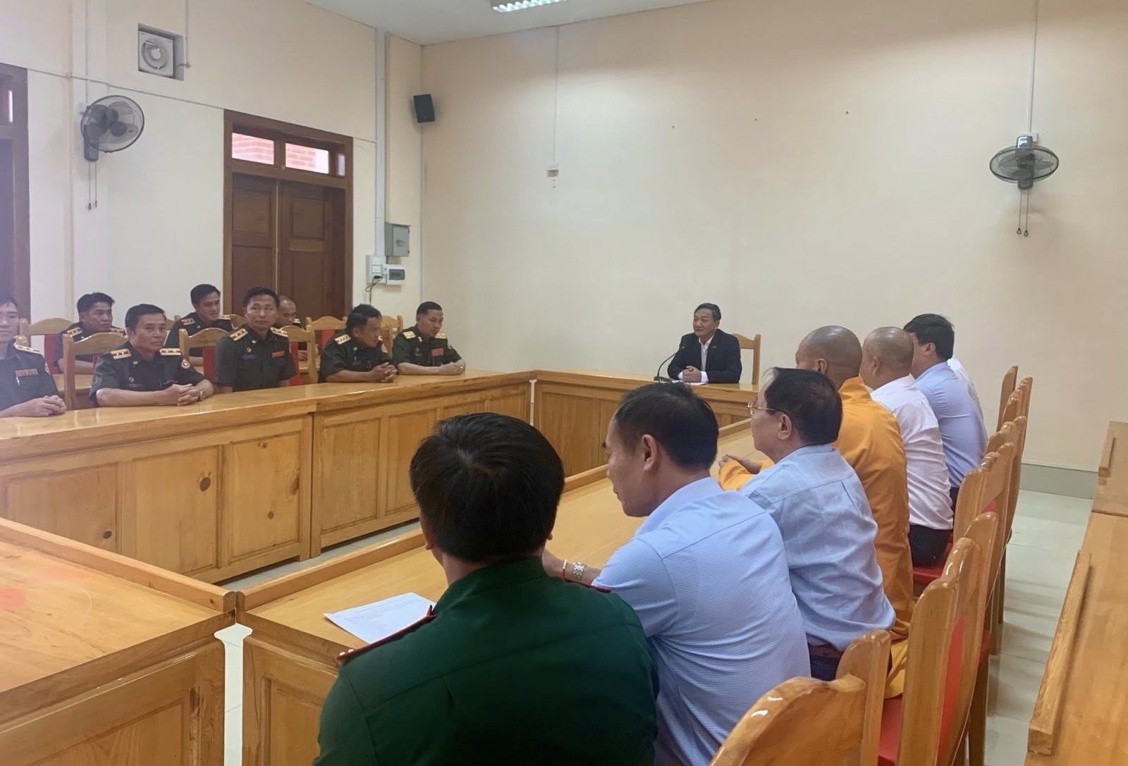 Đại sứ Việt Nam tại Lào Nguyễn Minh Tâm trao đổi với cán bộ, chiến sĩ Đội tìm kiếm, quy tập hài cốt liệt sĩ tại tỉnh Hủa Phăn. (Ảnh: Đại sứ quán Việt Nam tại Lào)