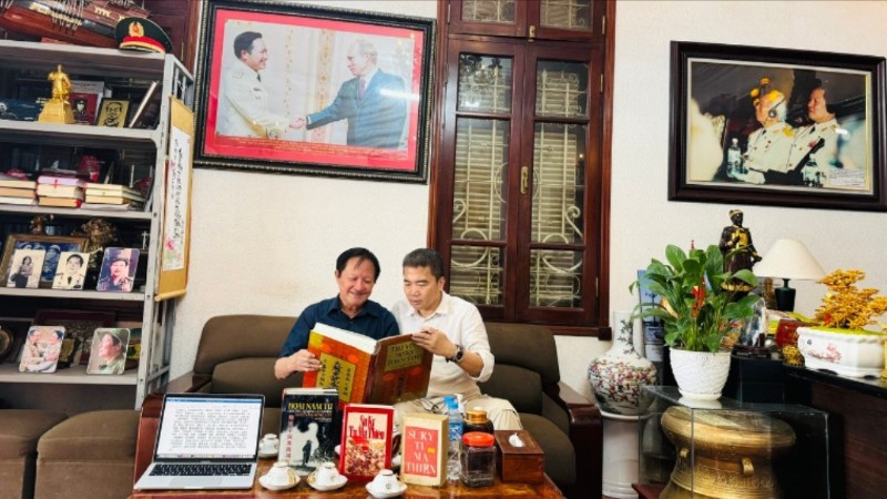 중장, 학자, 의사, 인민군 영웅인 응우옌 후이 히에우(왼쪽)와 엔지니어 부 딘 탄이 역사 자료를 살펴보고 있다. (사진: 등장인물 제공)