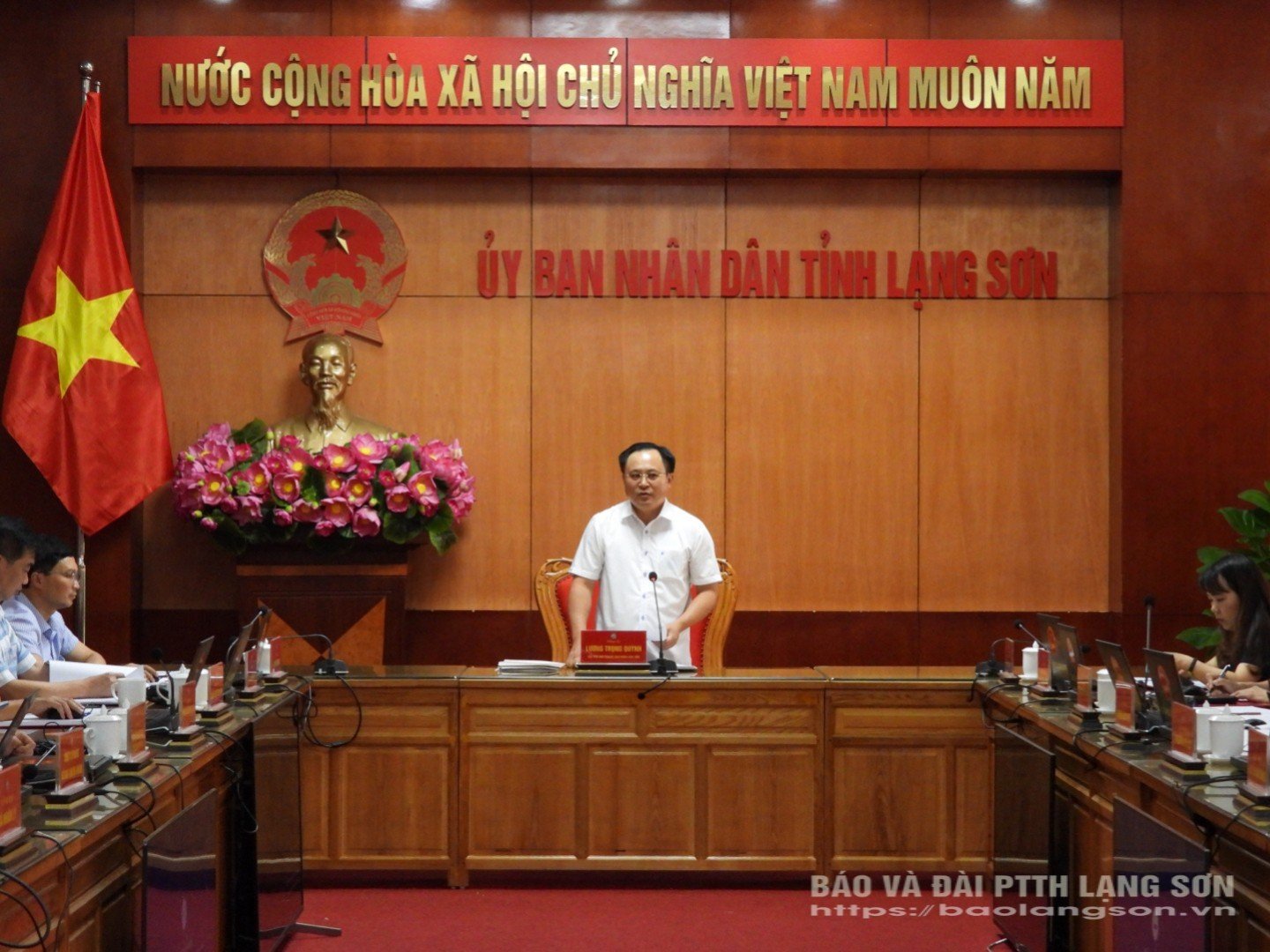 Đồng chí Phó Chủ tịch UBND tỉnh phát biểu kết luận tại cuộc họp