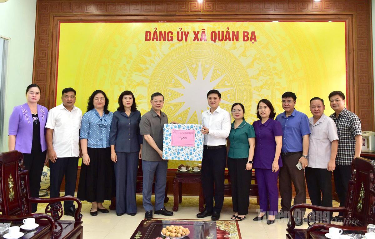 Đoàn công tác của tỉnh tặng quà xã Quản Bạ.