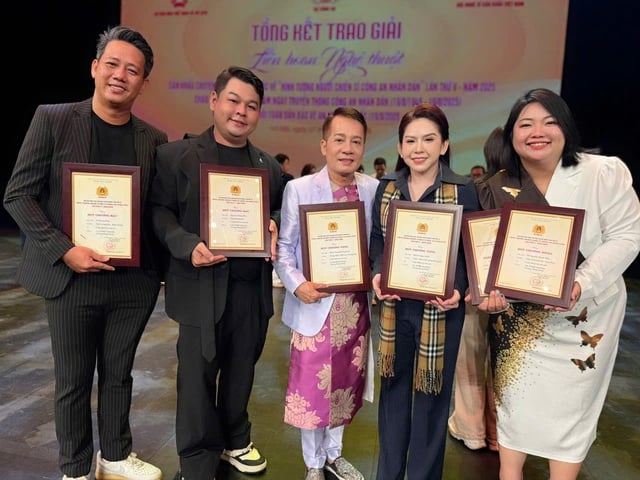 Hạnh phúc mỉm cười với NSƯT Minh Nhí và Bình Tinh trong vở diễn đặc biệt- Ảnh 5.